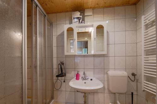 Bathroom sa Garnbacher Hof