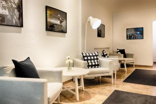 Гостиная зона в Home Hotel