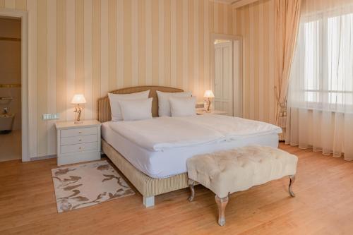 Postel nebo postele na pokoji v ubytování Aqua Aurelia Suitenhotel an den Thermen