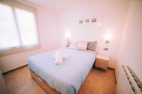 sypialnia z łóżkiem i dwoma ręcznikami na nim w obiekcie Apartamento reformado en Calella de Palafrugell a 1 minuto de la playa w mieście Calella de Palafrugell
