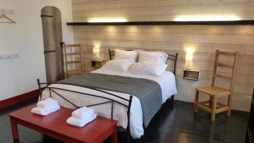 - une chambre avec un lit et 2 tables avec des serviettes dans l'établissement Domaine Anguyales, à Montmaur