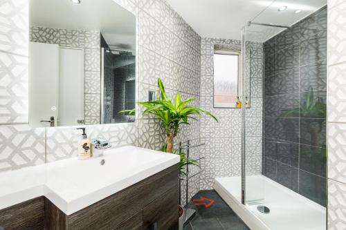 La salle de bains est pourvue d'un lavabo et d'une douche. dans l'établissement cozy stay in Birmingham by the Canal !!, à Birmingham