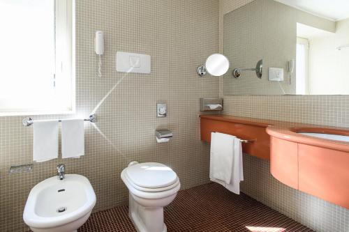 Koupelna v ubytování Hotel Royal Continental