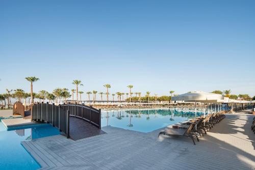 Piscina de la sau aproape de Voyage Belek Golf & Spa Hotel