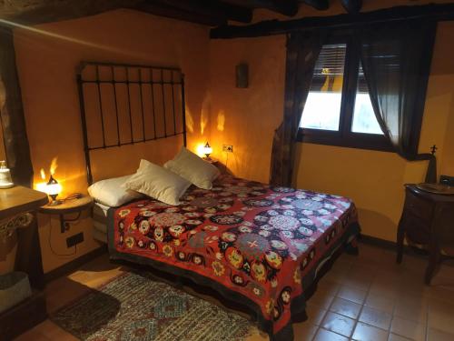 ミランダ・デル・カスタニャルにあるApartamento Al-Vivaqueのベッドルーム(ベッド1台、窓付)