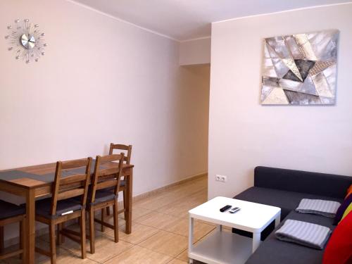 salon z kanapą i stołem w obiekcie Cosy flat with excellent location in Valencia! w Walencji