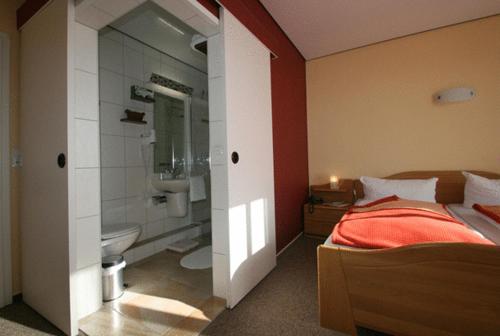 Ett badrum på Dünenhotel Borkum