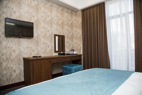 Łóżko lub łóżka w pokoju w obiekcie Macara Sheki City Hotel