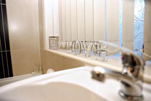 a bathroom with a sink and a mirror at Apartment Bournemouth centre close to beach in Bournemouth