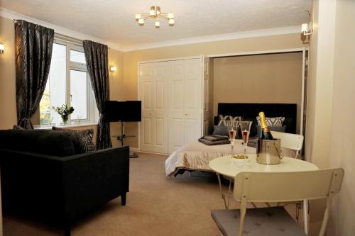 sypialnia z łóżkiem, stołem i kanapą w obiekcie Apartment Bournemouth centre close to beach w Bournemouth