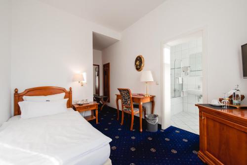 a hotel room with a bed and a shower at Historische Spitzgrundmühle in Coswig