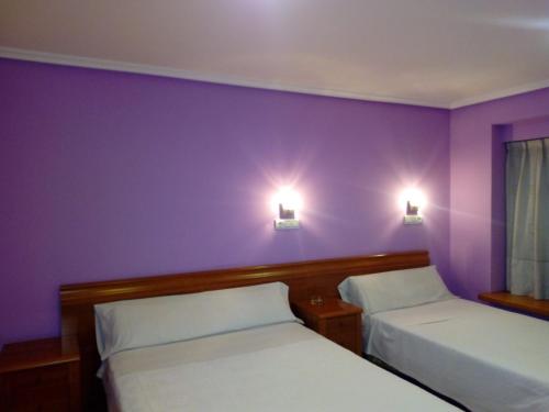 Un pat sau paturi într-o cameră la Hostal Álvarez