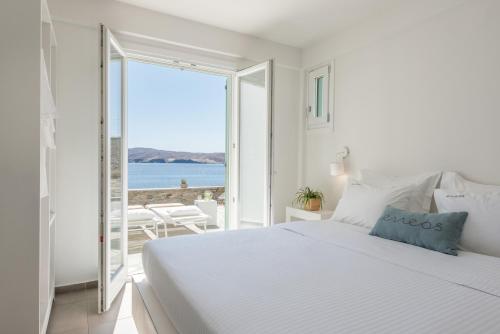 Postel nebo postele na pokoji v ubytování Eneos Kythnos Beach Villas-Executive and Premium Villas