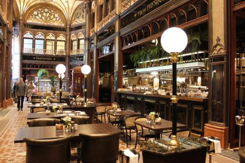 restauracja ze stołami i krzesłami w budynku w obiekcie Yasmine Flat w Budapeszcie