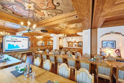 WindorfにあるLandgasthof Pennの長いテーブルと椅子のある会議室