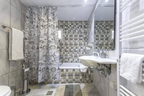 Ванная комната в Modern fully-equipped house, 5 min walk from metro