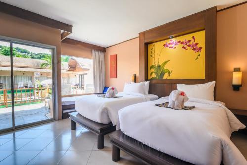Postel nebo postele na pokoji v ubytování Phuket Kata Resotel