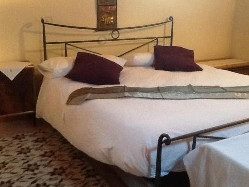アーラにあるB&B El Pojoのベッドルーム1室(大型ベッド1台、白いシーツ、枕付)