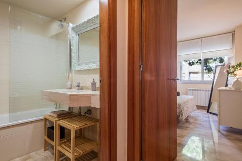 y baño con lavabo y espejo. en Habitat Apartments Duna en Mataró