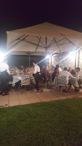 a group of people sitting under a tent at night at locanda della pacchiana in San Salvatore Telesino