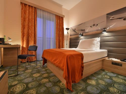 Tempat tidur dalam kamar di Ramada Airport Hotel Prague