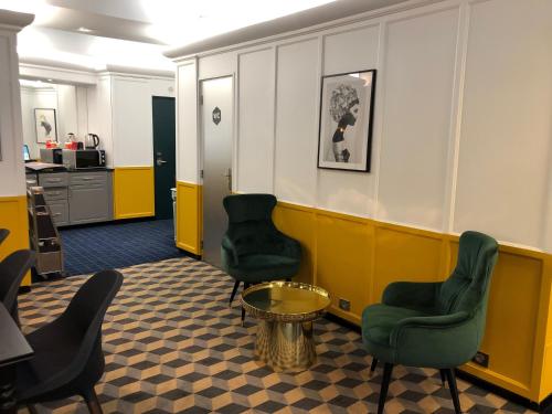 a waiting room with two chairs and a table at ibis Styles Paris Cadet Lafayette in Paris