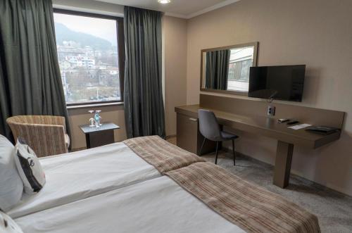 Ένα ή περισσότερα κρεβάτια σε δωμάτιο στο Grand Hotel Shumen