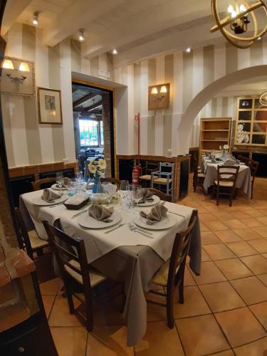 a dining room with a table in a restaurant at locanda della pacchiana in San Salvatore Telesino