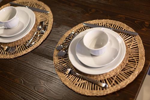 two wicker baskets with cups and saucers on a table at B&B Gli Archi in Abbadia San Salvatore