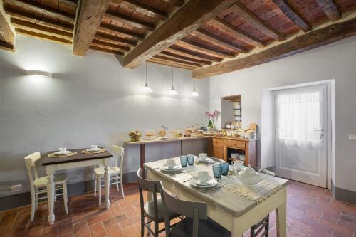 kuchnia i jadalnia ze stołem i krzesłami w obiekcie B&B Gli Archi w mieście Abbadia San Salvatore