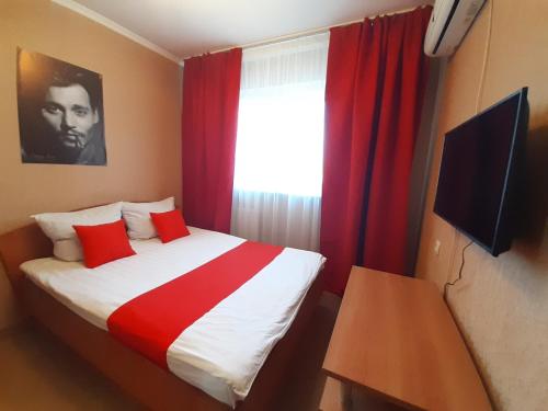 Кровать или кровати в номере MAXROOMS Volga HOLLYWOOD