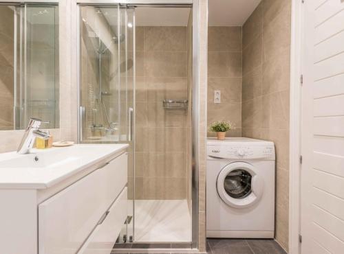 łazienka z pralką w obiekcie Modern 1-Bedroom Apartment in Exclusive Barrio Salamanca Ideal for 2, Near Golden mile , Goya I w Madrycie
