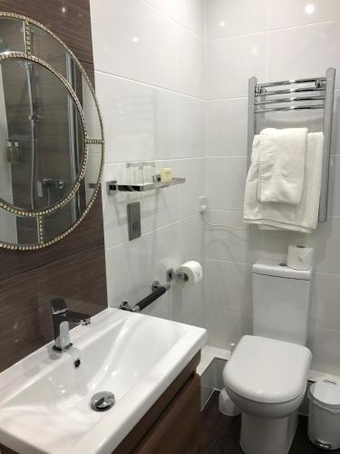 Ein Badezimmer in der Unterkunft The Pines Hotel