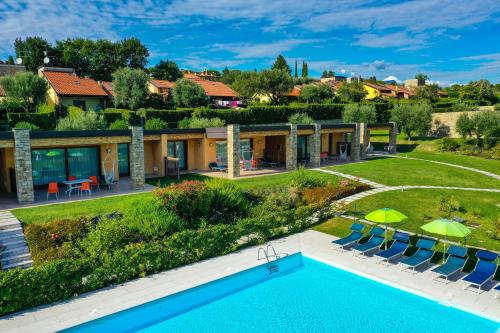 - une vue aérienne sur une villa avec une piscine dans l'établissement Relais Rosa Dei Venti -Ciao Vacanze-, à Moniga del Garda