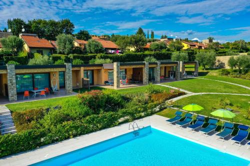 einen Luftblick auf eine Villa mit einem Pool in der Unterkunft Relais Rosa Dei Venti -Ciao Vacanze- in Moniga