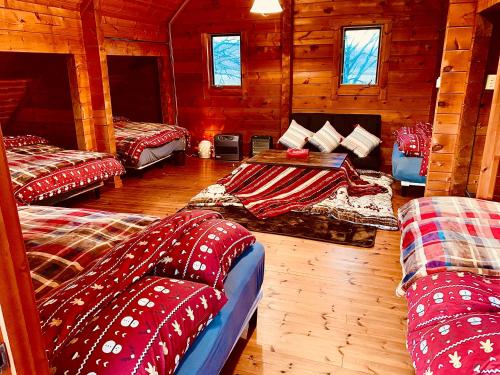 pokój z 3 łóżkami w drewnianym domku w obiekcie Tomy's Log House - Need CAR w mieście Shiraoi