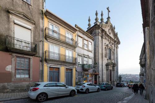 Porto Hidden Living w Backyard by LovelyStay