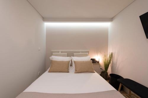 เตียงในห้องที่ LovelyStay - Porto Peaceful Living W/ Backyard