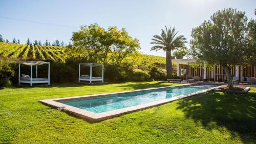 una piscina en el patio de una casa en La Casona At Matetic Vineyards, en Lagunillas