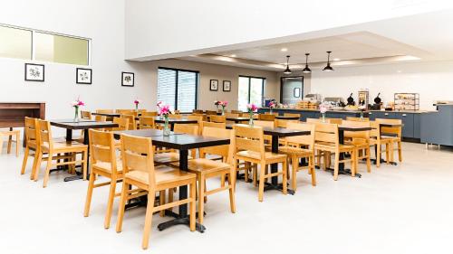 Un restaurante u otro lugar para comer en Country Inn & Suites by Radisson, Appleton Airport - Fox River Mall Area