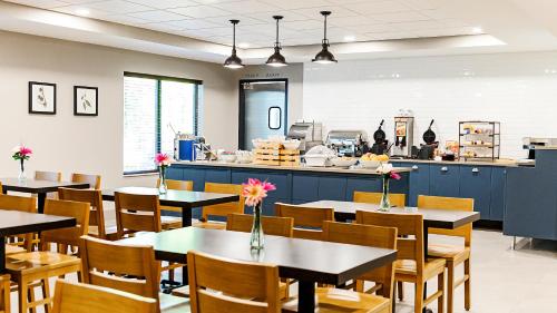 Un restaurante u otro lugar para comer en Country Inn & Suites by Radisson, Appleton Airport - Fox River Mall Area