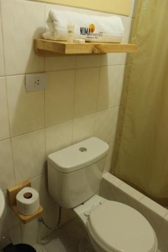 Hotel NUMAY tesisinde bir banyo