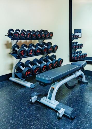 Gimnasio o equipo deportivo en Country Inn & Suites by Radisson, Appleton Airport - Fox River Mall Area