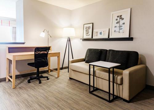 Un lugar para sentarse en Country Inn & Suites by Radisson, Appleton Airport - Fox River Mall Area