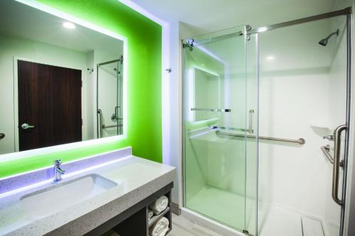 Owasso的住宿－La Quinta by Wyndham Owasso，一间带水槽和玻璃淋浴的浴室