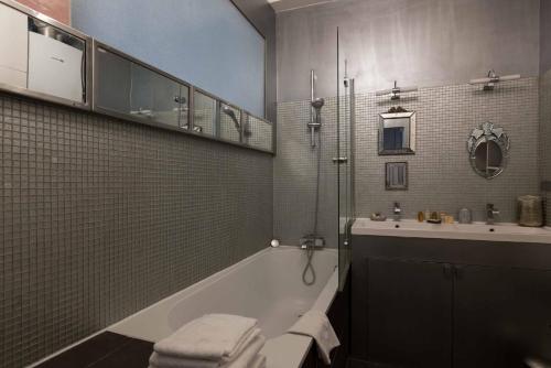 Vonios kambarys apgyvendinimo įstaigoje Veeve - Artistic Excellence in the Marais