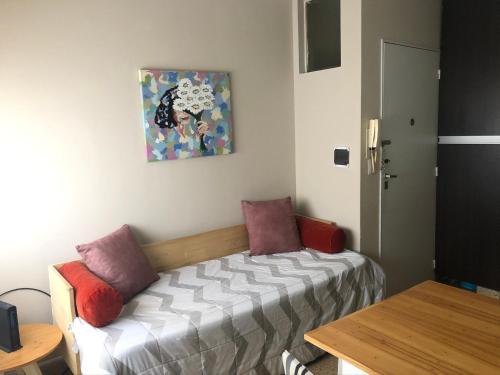Cette chambre comprend un lit avec des oreillers. dans l'établissement Apartment Lam62, à Bahía Blanca