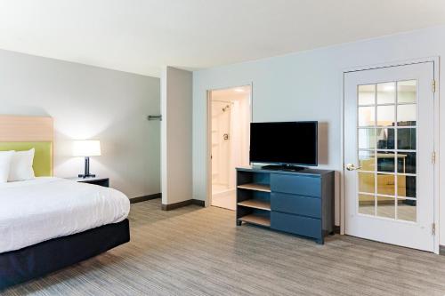 Una cama o camas en una habitación de Country Inn & Suites by Radisson, Appleton Airport - Fox River Mall Area
