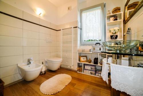 ein Bad mit einem Waschbecken, einem WC und einem Fenster in der Unterkunft Diodato Suite Apartment - Amazing Location, WiFi, Pool, Sauna, Gym & Private Garden in Roquebrune-Cap-Martin