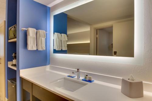 A bathroom at Holiday Inn Express Pittston - Scranton Airport, an IHG Hotel